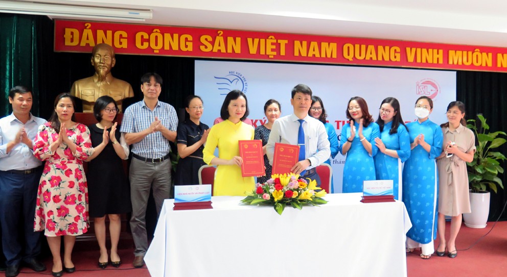 Viện Nhà nước và Pháp luật ký thỏa thuận hợp tác với Học viện Phụ nữ Việt Nam