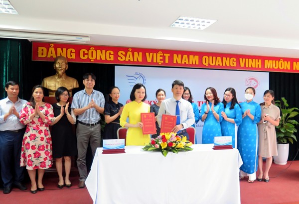 Viện Nhà nước và Pháp luật ký thỏa thuận hợp tác với Học viện Phụ nữ Việt Nam