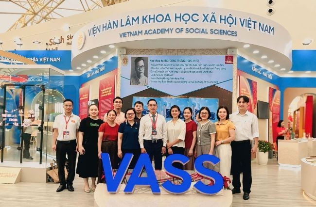 Tham quan gian triển lãm của Viện Hàn lâm Khoa học xã hội Việt Nam tại Triển lãm Thành tựu đất nước nhân dịp kỷ niệm 80 năm Ngày Quốc khánh