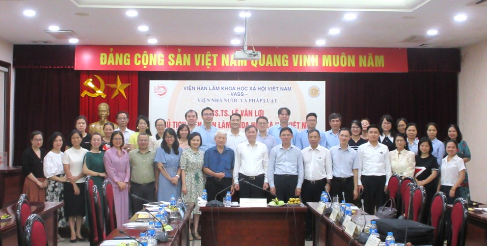 Chủ tịch Viện Hàn lâm Khoa học xã hội Việt Nam GS.TS. Lê Văn Lợi thăm và làm việc với Viện Nhà nước và Pháp luật