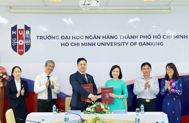 Viện Nhà nước và Pháp luật ký kết thỏa thuận hợp tác với Trường Đại học Ngân hàng Thành phố Hồ Chí Minh